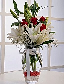 Cam Vazoda Beyaz Lilyum ve Kırmızı Gül Aranjmanı Aranjmanlar çiçek gönder