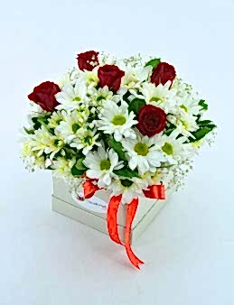 Özel Kutuda Papatyalar ve Kırmızı Güller Kutuda Çiçek çiçek gönder