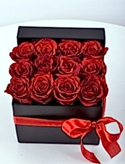 Siyah Hediyelik Kutuda Bir Düzine Kırmızı Gül  çiçek gönder