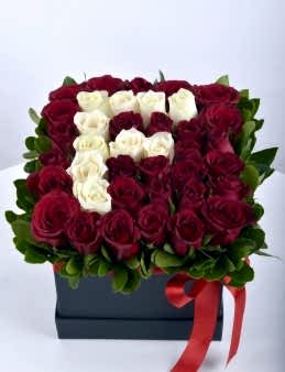 Güllere Yazdım Baş Harfini Kişiye Özel Gül Arajmanı. Kutuda Çiçek çiçek gönder