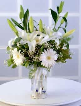 Cam Vazoda Beyaz Lilyum ve Gerbera Aranjmanı Aranjmanlar çiçek gönder