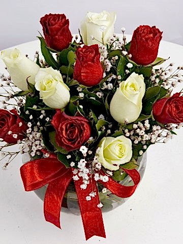 Aşk Küresi Kırmızı Beyaz Güller Aranjmanlar çiçek gönder